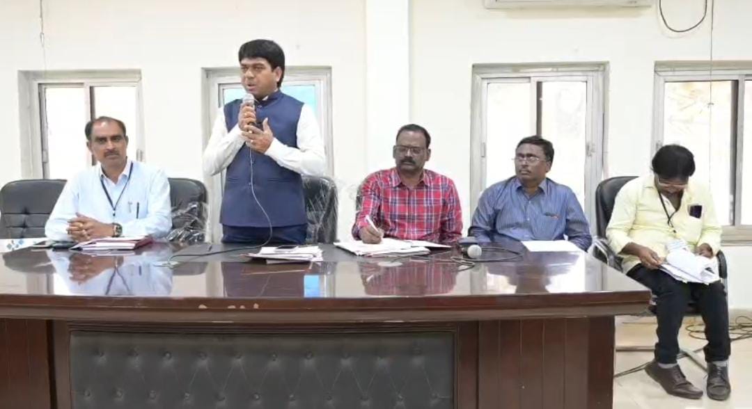 ఎన్నికల నిబంధనల మేరకు ప్రజాస్వామ్యబద్ధంగా, సామరస్యంగా  ఎన్నికలను పారదర్శకంగా నిర్వహించేలా  సహకరించాలి జిల్లా ఎన్నికల పరిశీలకులు జి.రవి