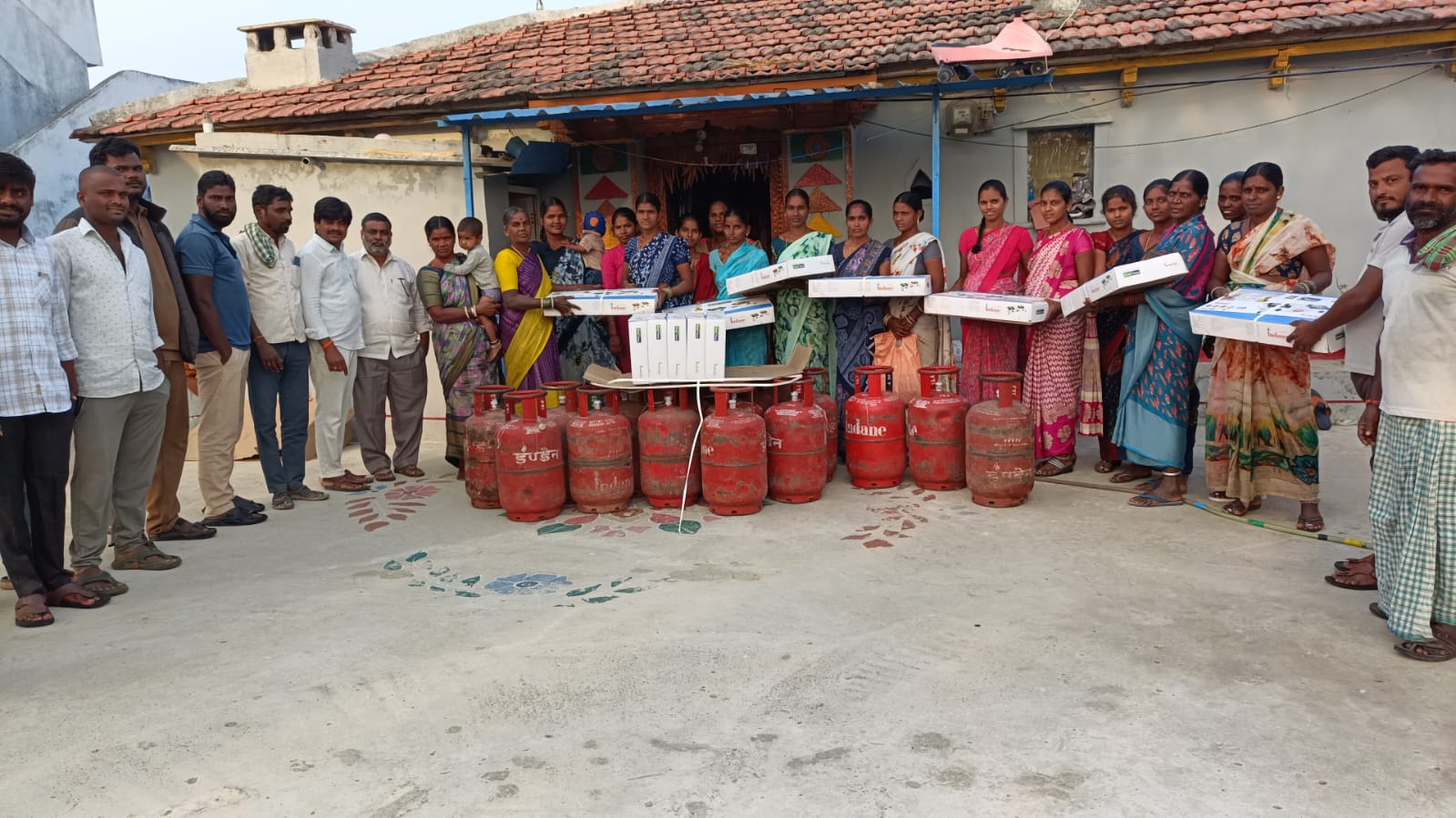 అజ్జమర్రి గ్రామంలో 30 మందికి ఉజ్వల యోజన పథకం కింద గ్యాస్ పంపిణీ