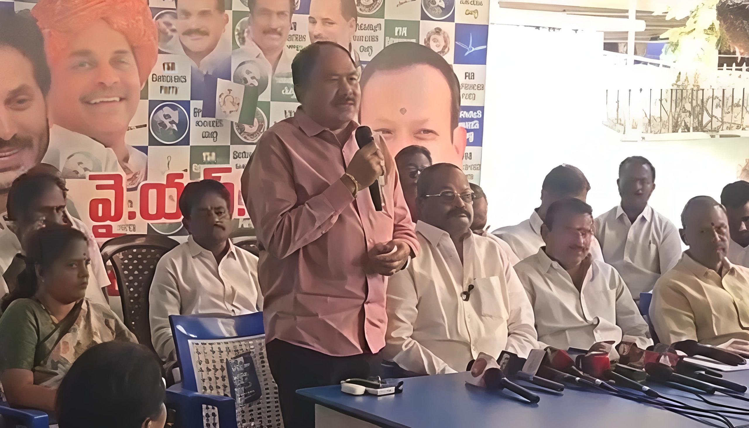 వైసీపీ శ్రేణుల్లో నూతనోత్తేజం: పార్టీ బలోపేతమే లక్ష్యంగా ‘మన కార్యకర్త-మన కుటుంబం’!