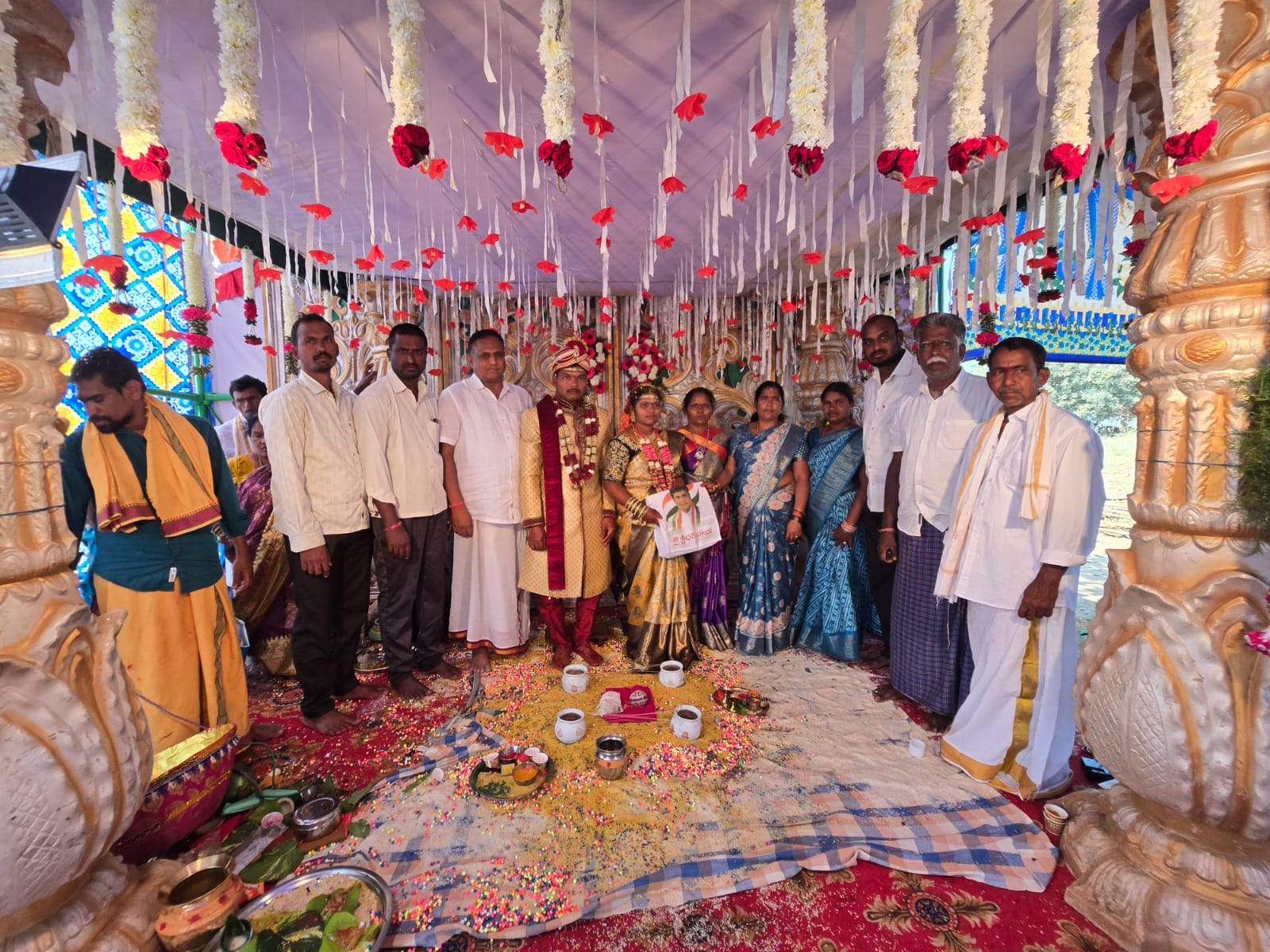 వధూవరులను ఆశీర్వదించిన గ్రామ సర్పంచ్ ఉమా దేవేందర్ రెడ్డి