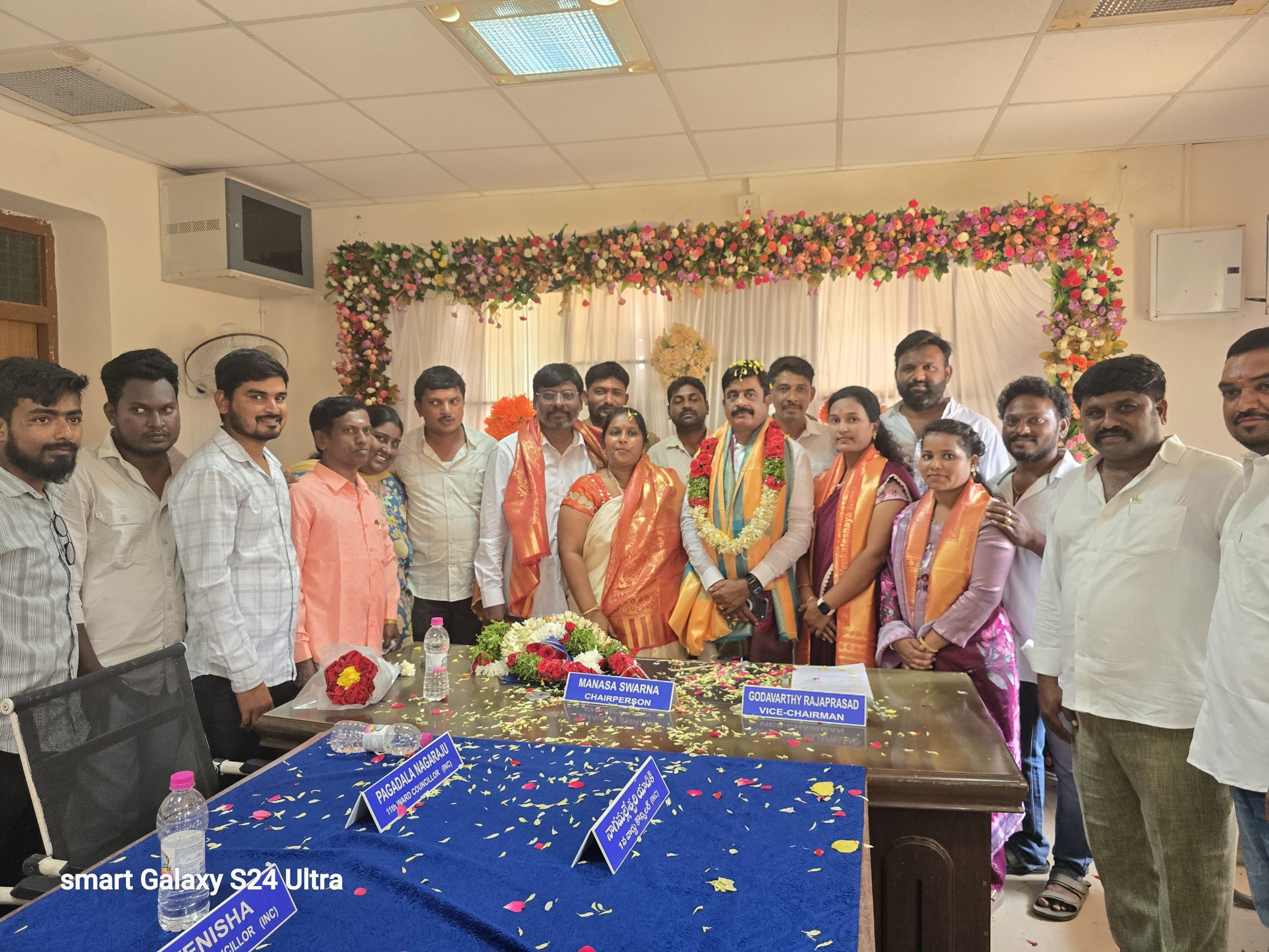 నందికొండ మున్సిపాలిటీ నూతన పాలకవర్గ బాధ్యతల స్వీకరణ నందికొండ మున్సిపల్ చైర్ పర్సన్ గా మానస సుమన్, వైస్ చైర్మన్ గా రాజా ప్రసాద్ బాధ్యతల స్వీకరణ