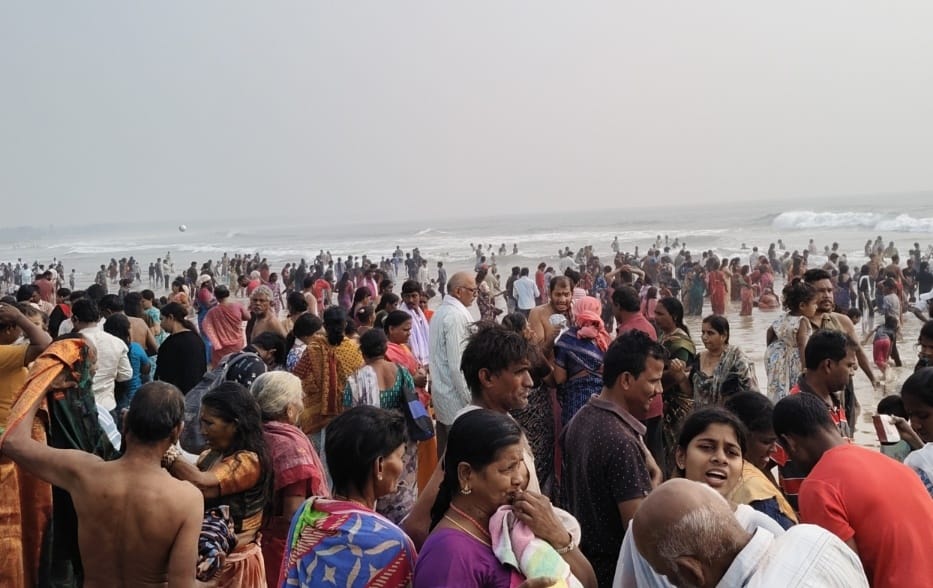 మాఘ పౌర్ణమి సందర్భంగా పూడిమడక సాగర తీరంలో భక్తుల స్నానాలు