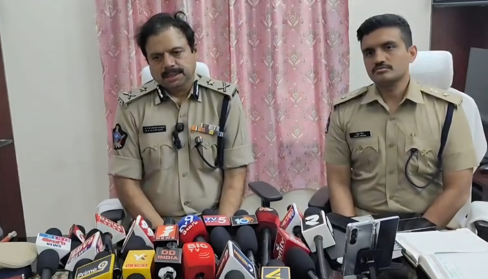 సోషల్ మీడియాపై కన్నేశాం.. హద్దు మీరితే చర్యలు తప్పవుకోనసీమ జిల్లా పర్యటనలో ఐజీ అశోక్ కుమార్ హెచ్చరిక