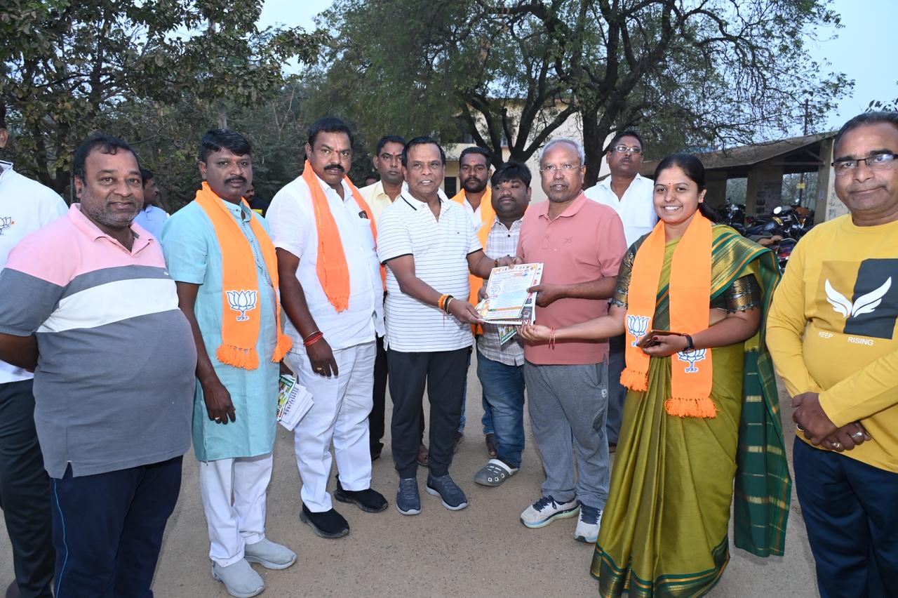 మార్నింగ్ వాకర్స్ తో అర్బన్ ఎమ్మెల్యే .