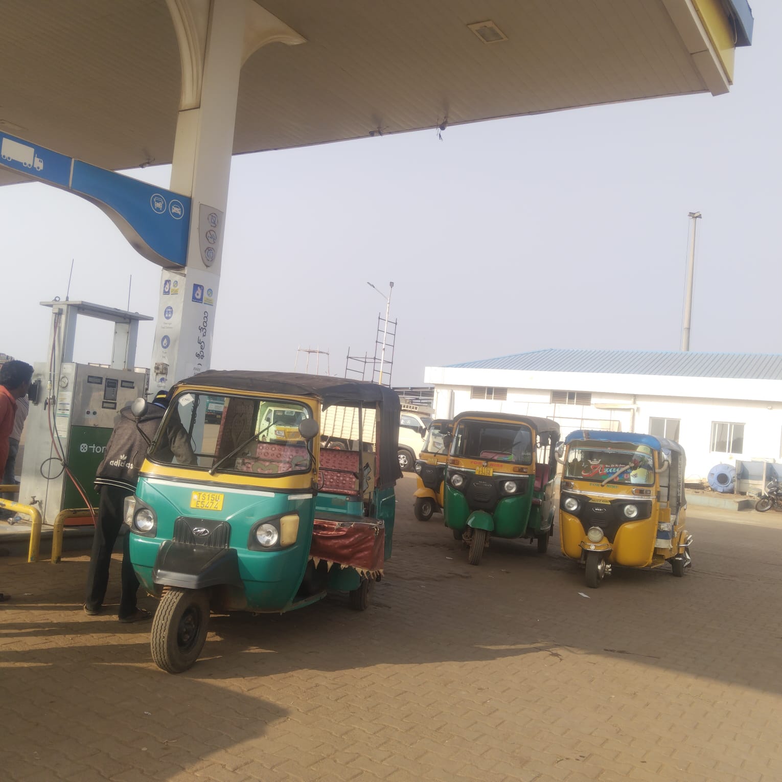 జహీరాబాద్ పట్టణంలో CNG గ్యాస్ సరఫరా సరిగా లేక ఇబ్బంది పాలవుతున్న CNG గ్యాస్ ఆటోలు