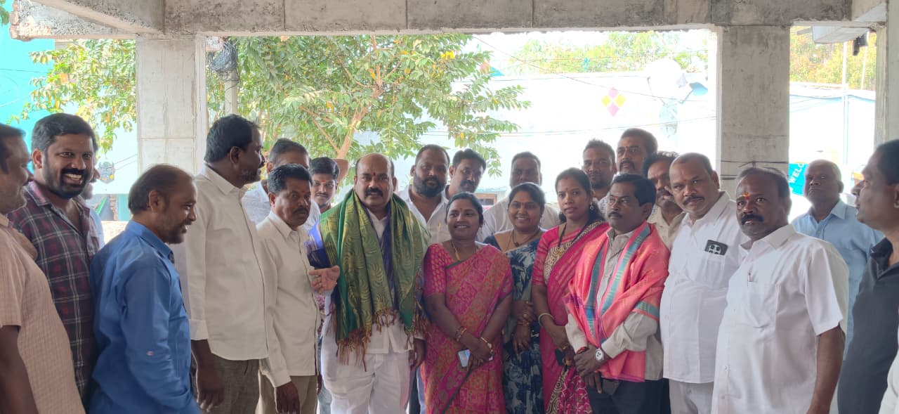 పెండింగ్ పనుల పరిష్కారానికి చర్యలు జిహెచ్ఎంసి అధికారులతో కలిసి పరిశీలించిన కార్పొరేటర్ ఆవుల రవీందర్ రెడ్డి