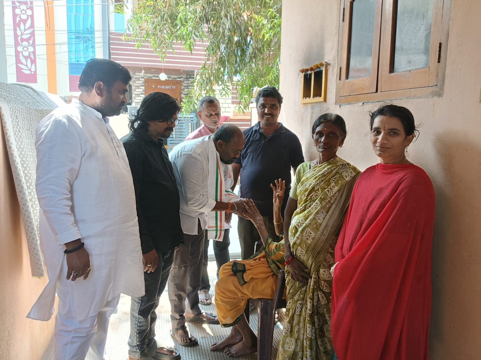 ప్రచారంలో దూసుకుపోతున్న సకినాల శివప్రసాద్.