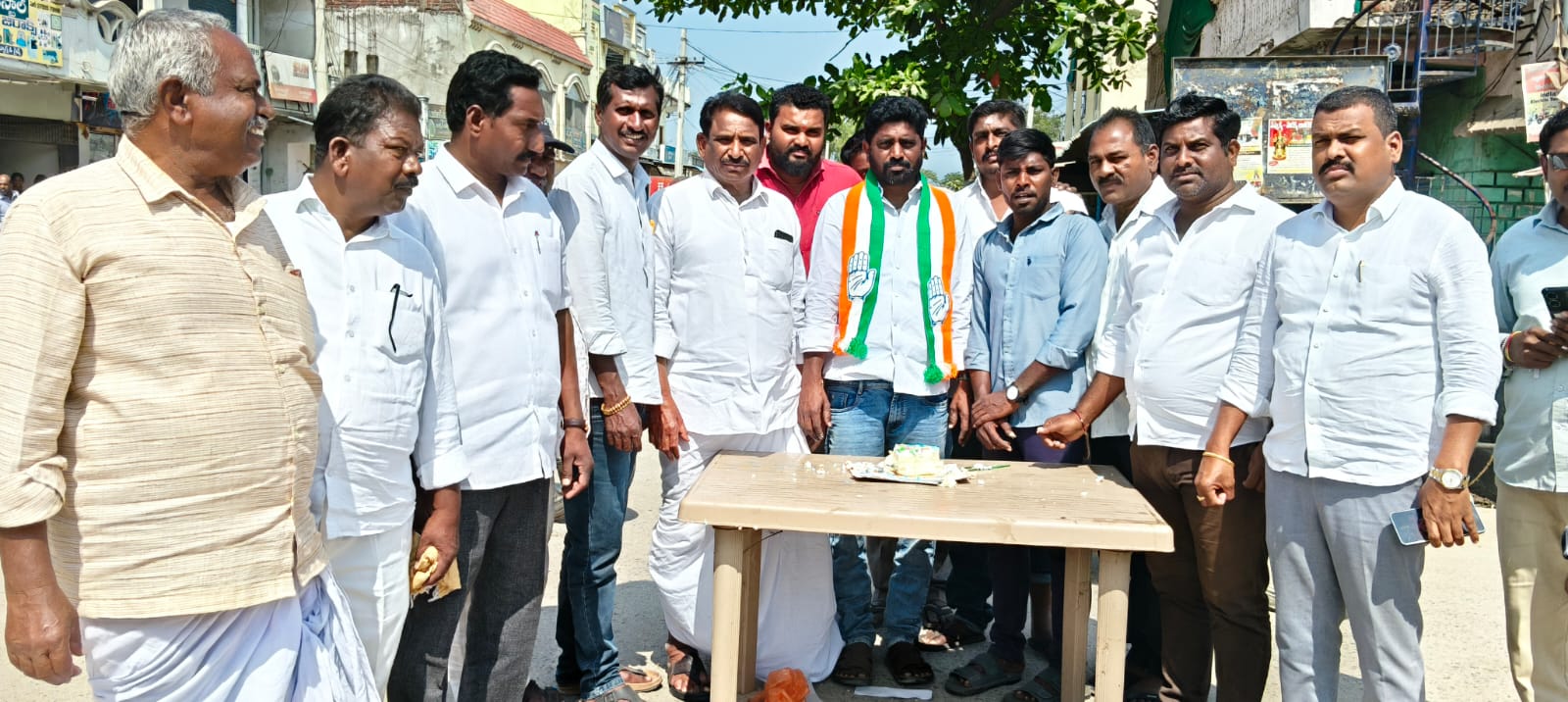 సీనియర్ నాయకుడి పుట్టినరోజు వేడుకలు.