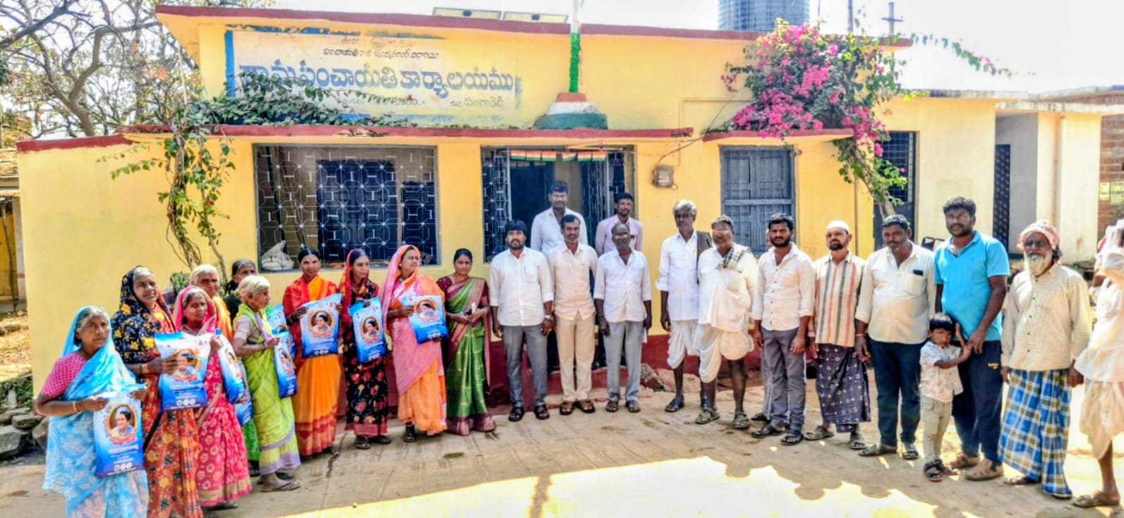 వృద్ధులకు ఇందిరమ్మ చీరల పంపిణీ