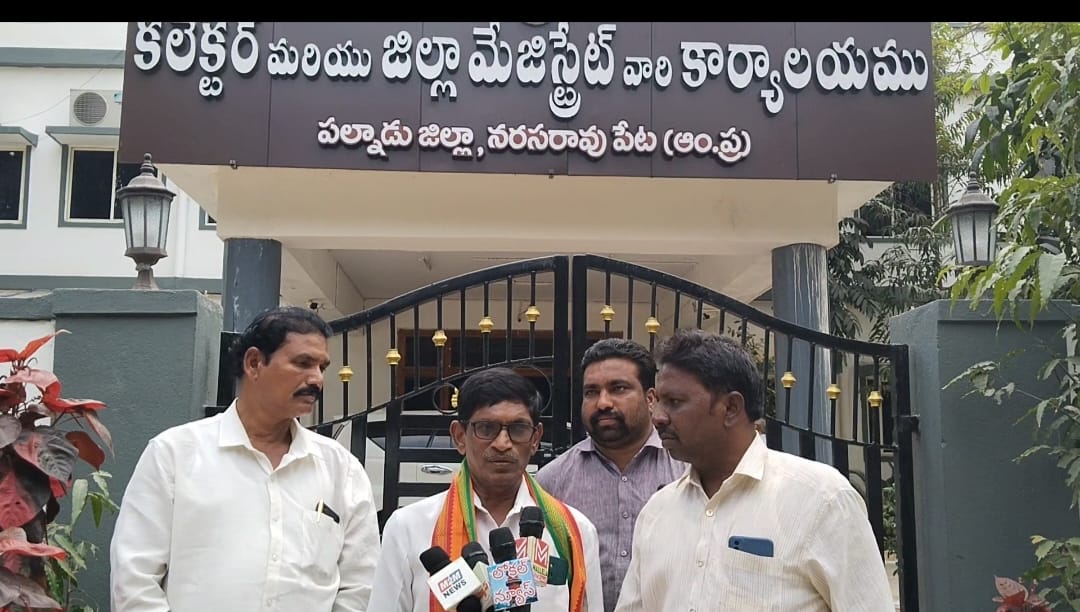 పల్నాడు జిల్లా నరసరావుపేట జిల్లా పోలిస్ అధికారులకు భాదితులతో కలిసి sp కి పిర్యాదు ఇచ్చిన మల్లెల శివ నాగేశ్వరావు