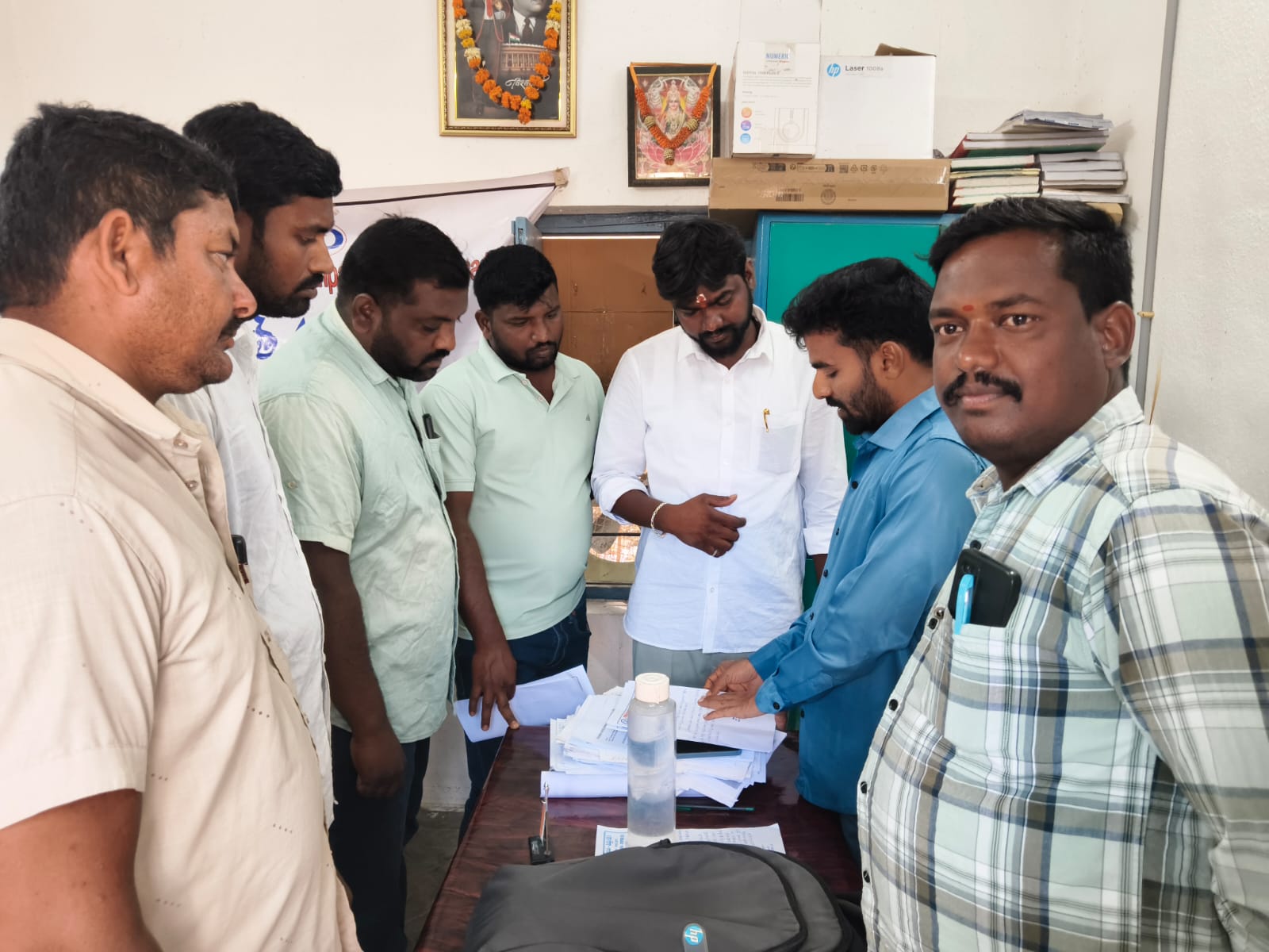 లో వోల్టేజ్ సమస్య తీర్చండి. ఏ ఈనీ కలిసిన సర్పంచ్.