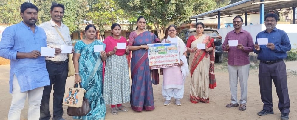 ఊరి బడిని కాపాడుకుందాం గోడ పత్రిక ఆవిష్కరణ