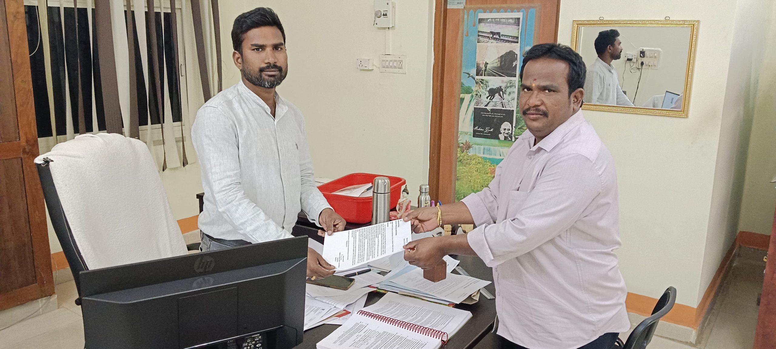 గుంతకల్ డివిజన్ సెక్షన్ ఎడిఈఎన్ ని కలిసిన రైల్వే కన్సుల్టేంట్ మెంబెర్ రాచూరి మురళి