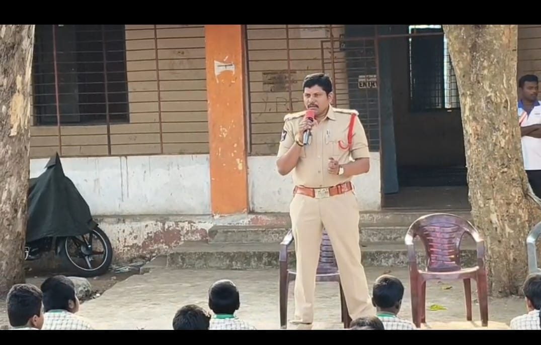 విద్యార్థులు సైబర్ నేరాలు, రోడ్డు భద్రతపై అవగాహన కలిగి ఉండాలి: కాట్రేనికోన ఎస్సై అవినాష్