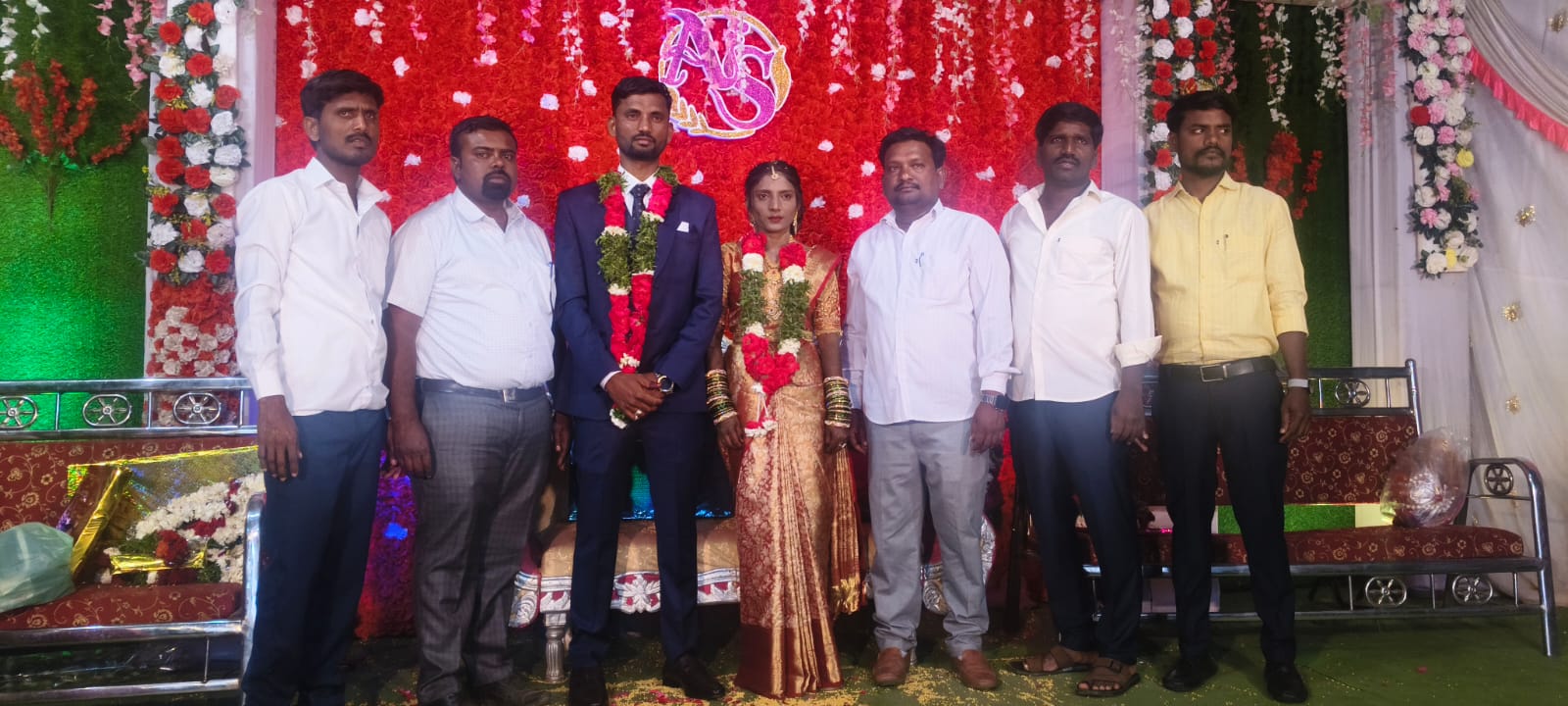 కర్ణాటక రాష్ట్రంలో. బీదర్ డిస్టింక్ బాగ్దాల్ గ్రామంలో. ఇటీవల జరిగిన వివాహ వేడుకకు దిడ్గీ గ్రామ ఉపసర్పంచ్ సురేష్, దిలీప్ కుమార్‌