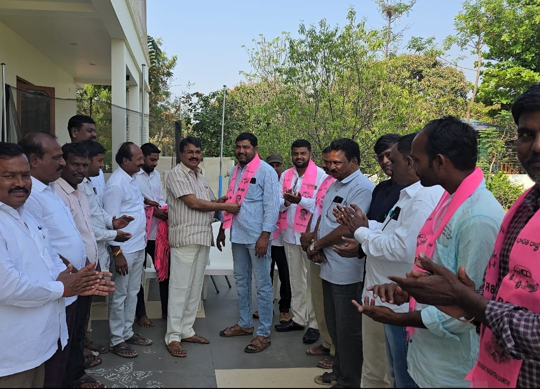 పెబ్బేరు 12వ వార్డ్ కి సంబంధించిన కాంగ్రెస్ నాయకులు టిఆర్ఎస్ లో చేరిక.