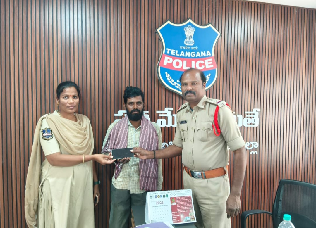 పోగొట్టుకున్న ఫోన్ అందజేసిన చిలిపి చెడు మండల ఎస్సై నర్సింలు