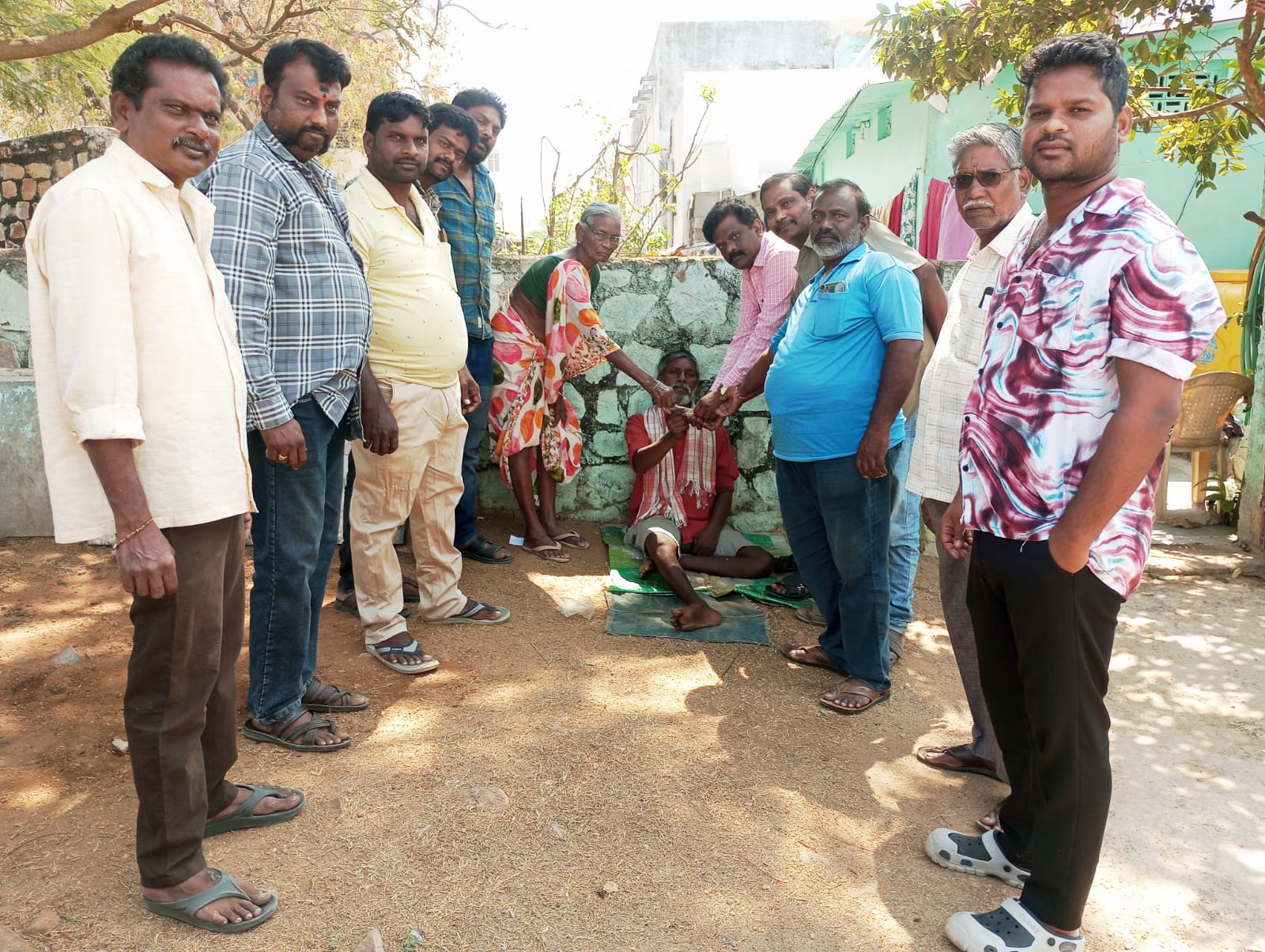 సహచర ఆటో డ్రైవర్ కు ఆర్థిక సహాయంఆటో యూనియన్ సభ్యుల ఔదార్యం