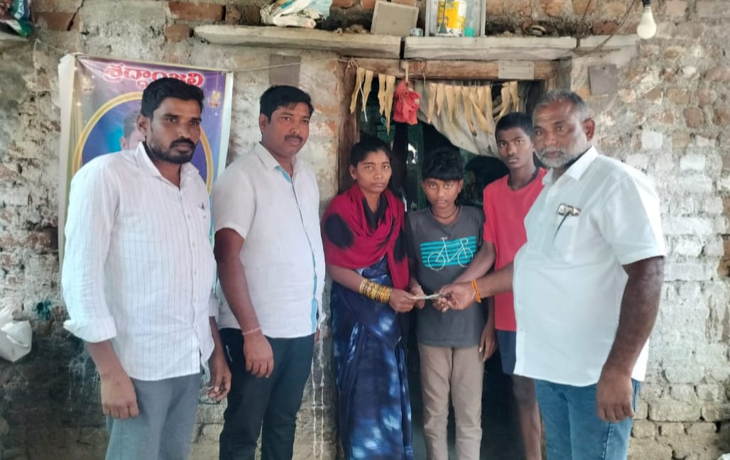 .మృతిని కుటుంబానికి ఆర్థిక సహాయం చేసిన గ్రామ సర్పంచ్