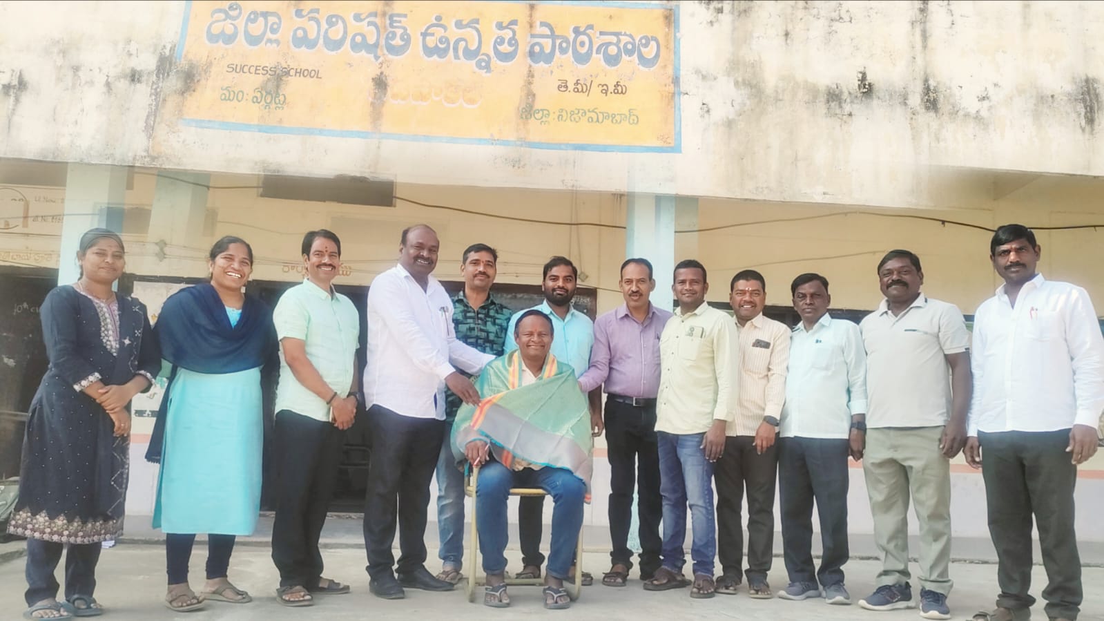 అంతర్జాతీయ మాతృభాషా దినోత్సవం సందర్భంగాతెలుగు పండిత్ ను ఘనంగా సన్మానించిన ఉపాధ్యాయుల బృందం