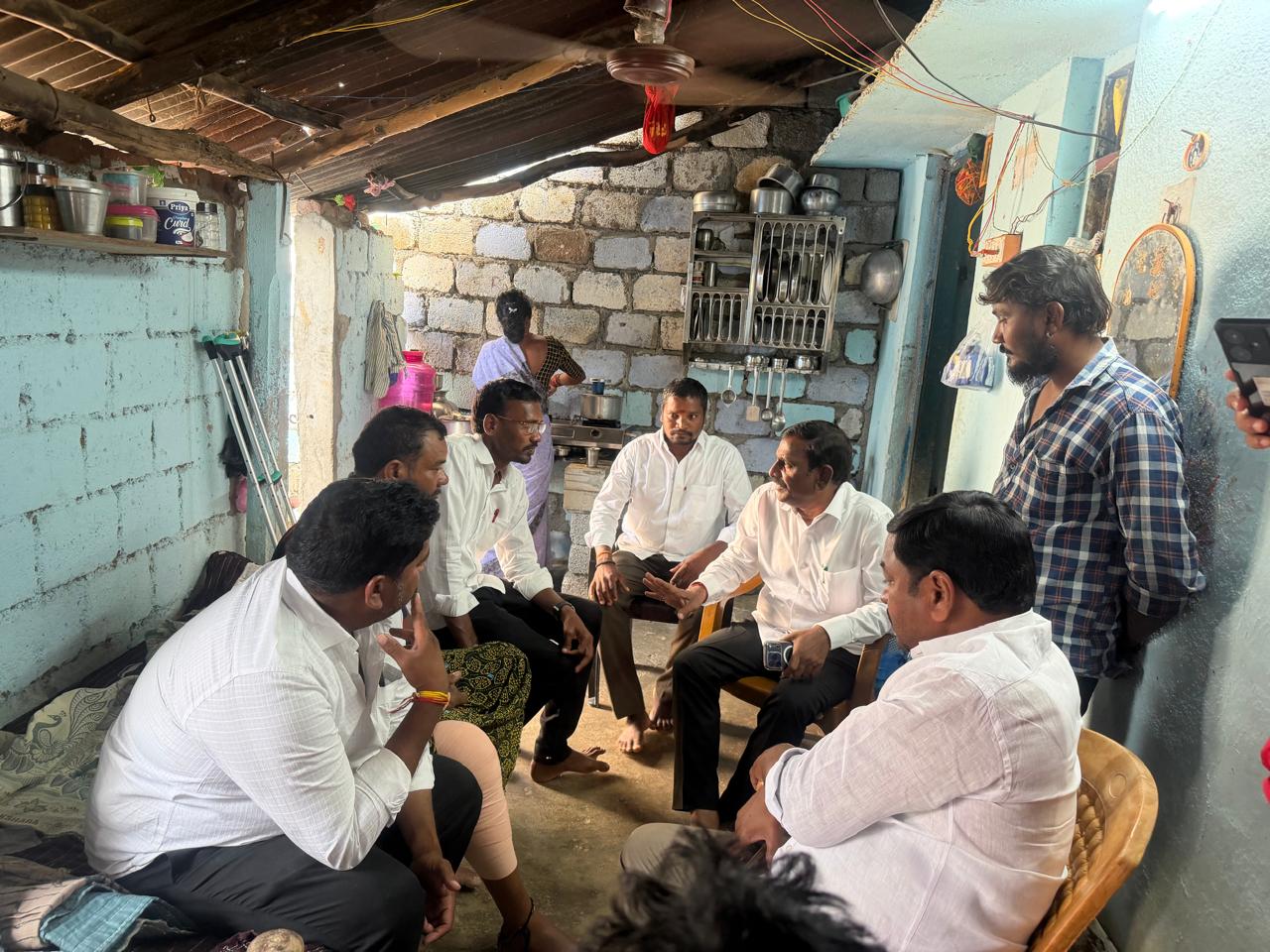 ఏర్గట్లలో పలు కుటుంబాల పరామర్శ