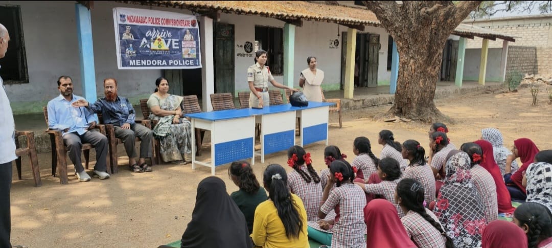 పోచంపాడ్ ఉన్నత పాఠశాలలో రోడ్డు ప్రమాదాల నివారణపై అవగాహన సదస్సు