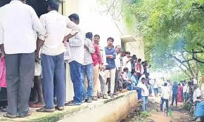 చండూర్ లో యూరియా కొరతకు అగ్రికల్చర్ అధికారులు, ఫర్టిలైజర్డీలర్లే మాయగాళ్లు : రైతులు