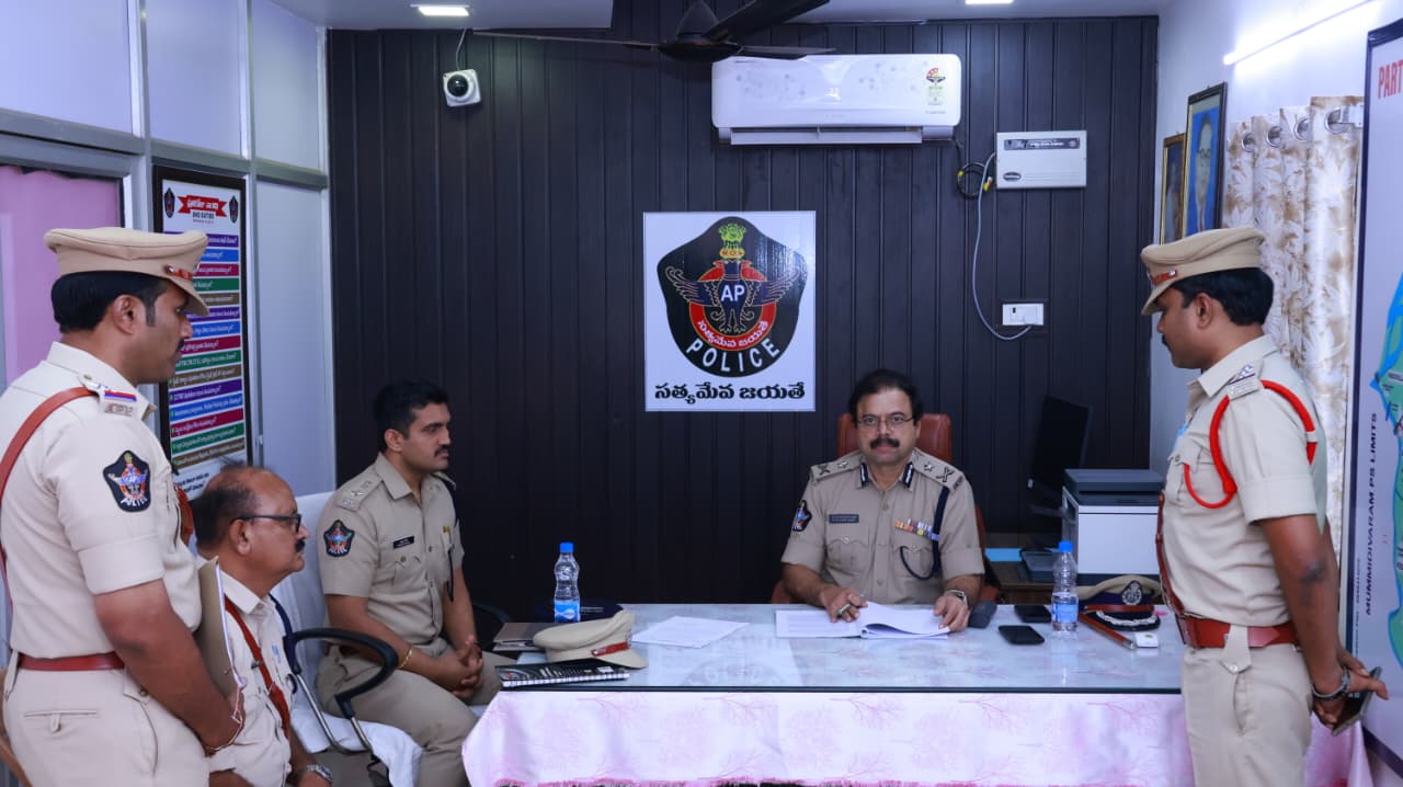 ఐ.పోలవరం పోలీసు స్టేషనులో తణిఖీలు నిర్వహించిన ఎలూరు రేంజ్ ఐజి. జివిజి అశోక్ కుమార్..