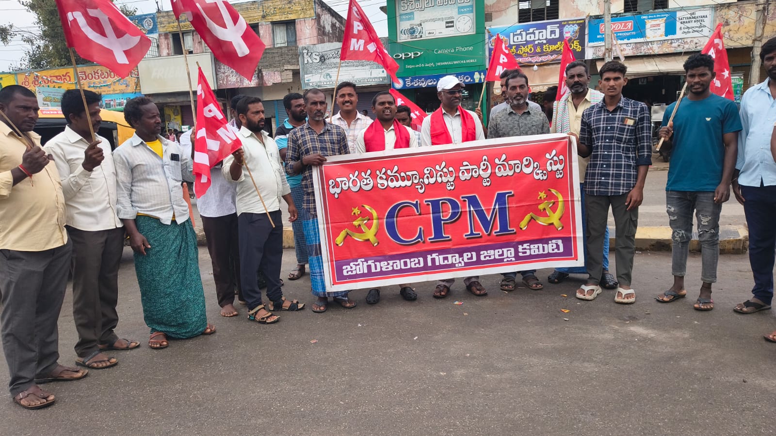 పెత్తందారులకు కొమ్ము కాస్తున్న పోలీసులపై హత్యానేరం కేసులు నమోదు చేయాలి. సి పి యం డిమాండ్