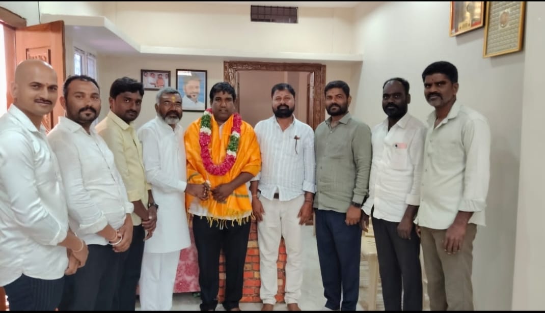 జహీరాబాద్ మున్సిపాలిటీ చైర్మన్ కి శుభాకాంక్షలుతెలిపిన జేఏసీ నాయకులు.