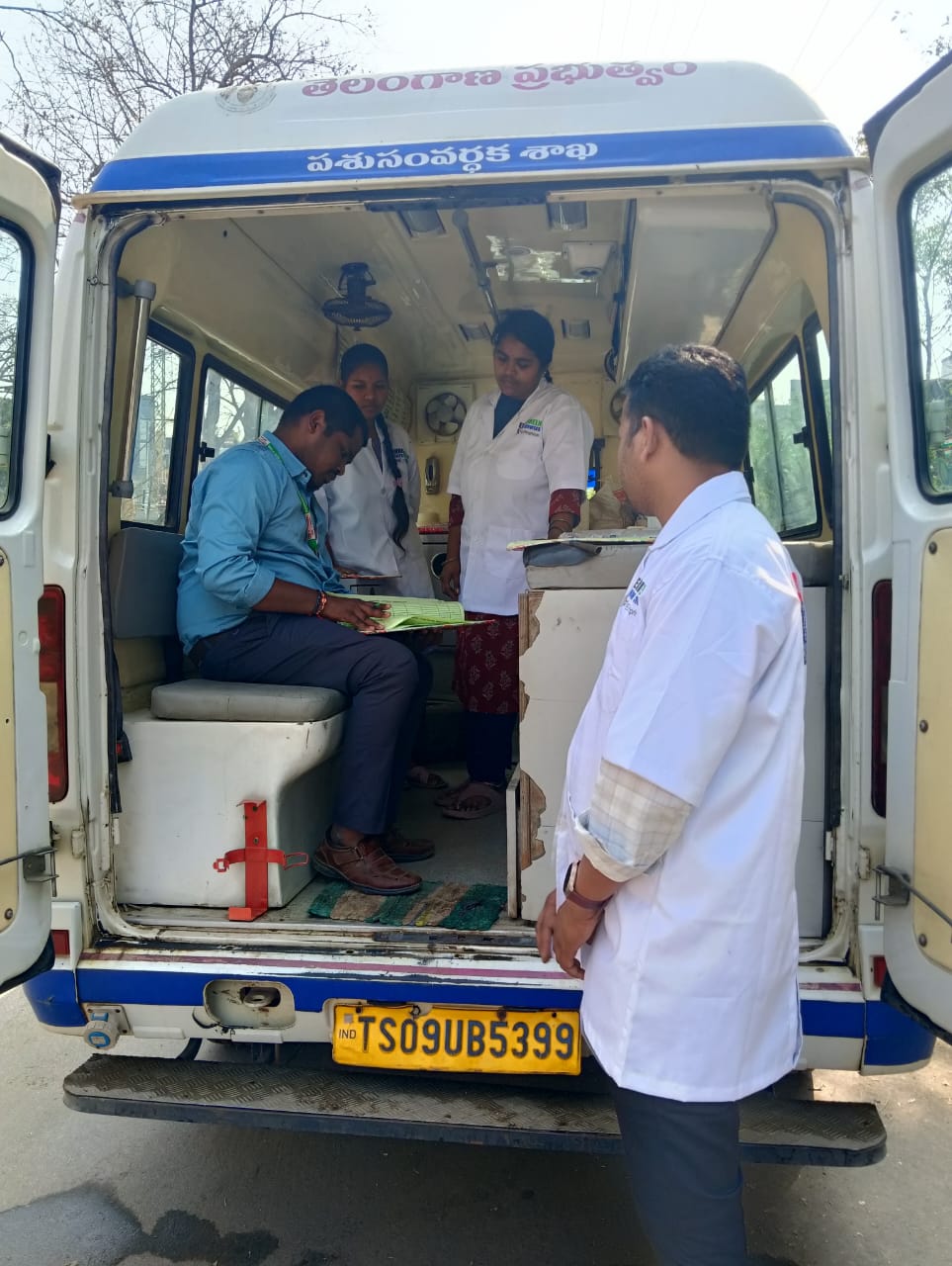 సంచార పశువైద్యశాలలో రికార్డుల పరిశీలన