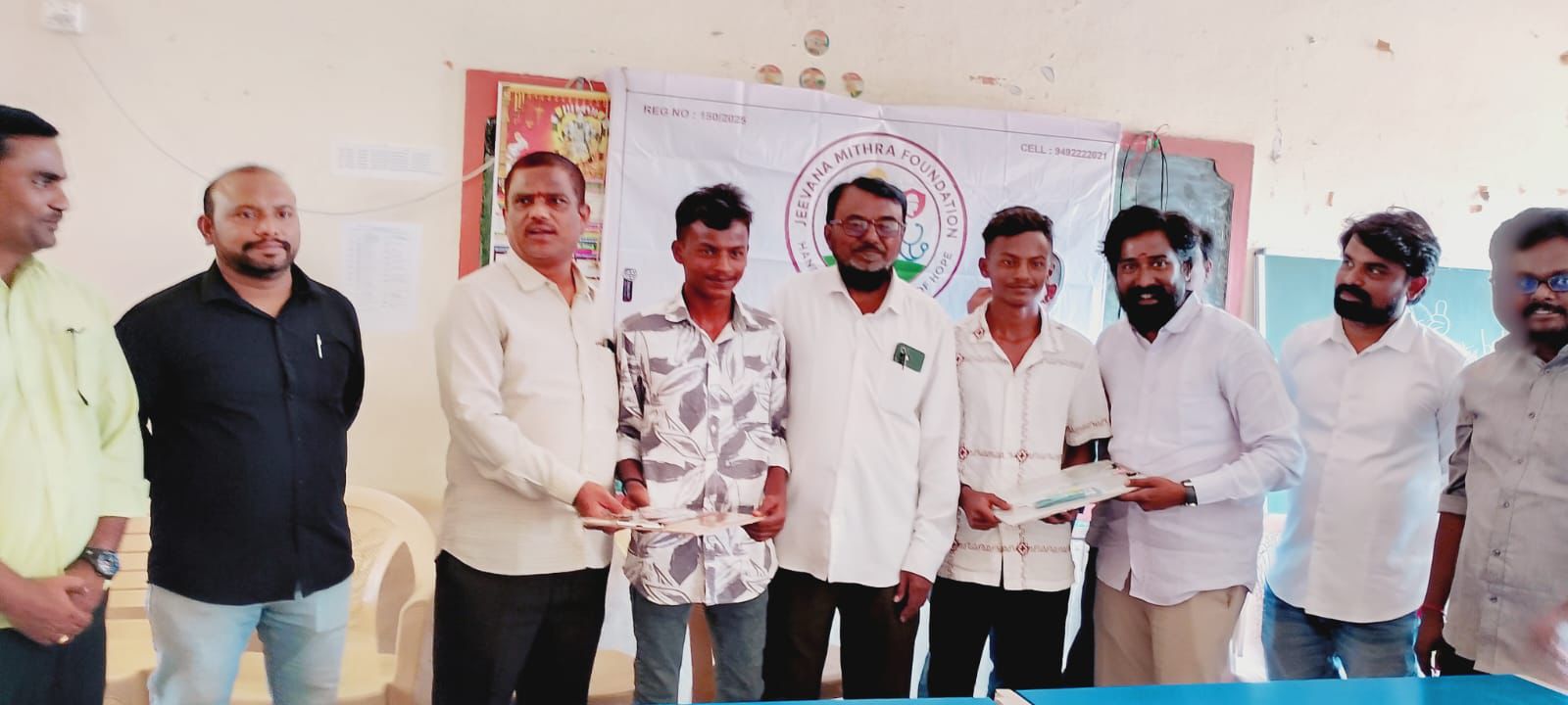 జీవన మిత్ర ఫౌండేషన్’ద్వారా పదవ తరగతి విద్యార్థులకు పరీక్షా సామాగ్రి పంపిణీ