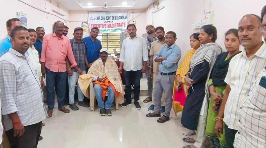 .బదిలీ అయిన సర్వేయర్ కు సన్మానం