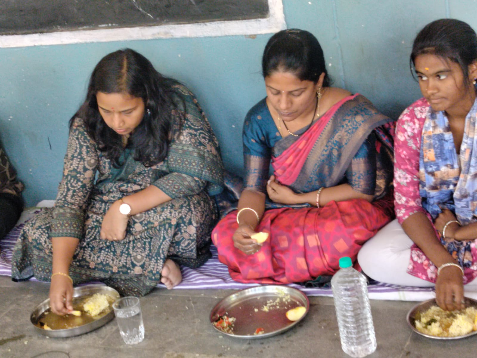 విద్యార్థులతో మధ్యాహ్న భోజనం చేసిన సబ్ కలెక్టర్….