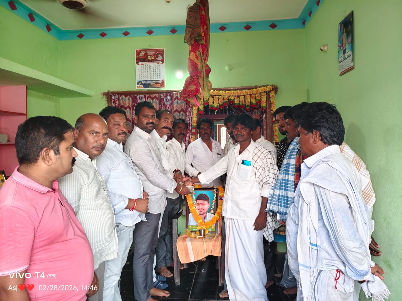 చనిపోయిన కార్యకర్త కుటుంబానికి ఆర్థిక సాయం