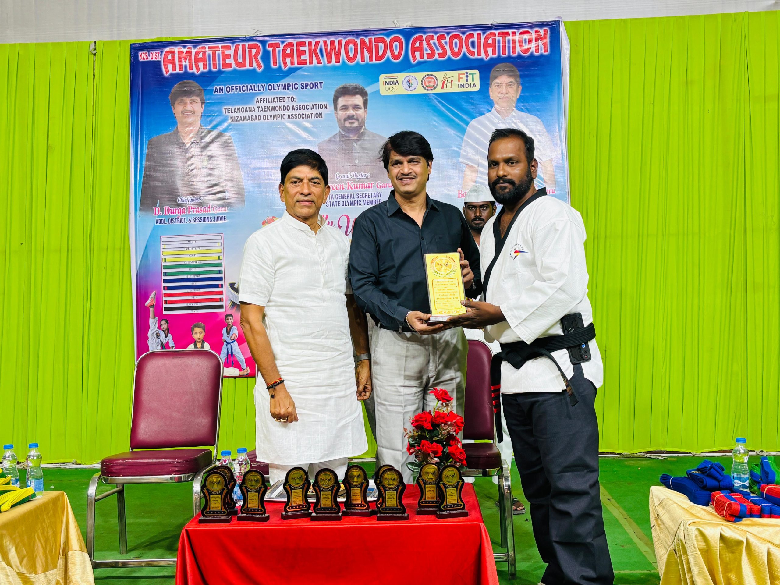 కలర్ బెల్ట్ ప్రమోషన్ పాల్గొన్న అదనపు జడ్జి.