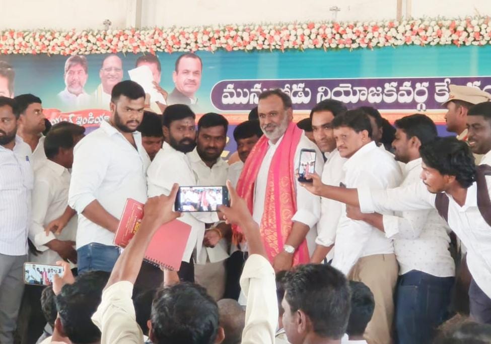 మునుగోడు అభివృద్ధి ప్రదాత ఎమ్మెల్యే రాజగోపాల్ రెడ్డిని కలిసిన : కాంగ్రెస్ శ్రేణులు.