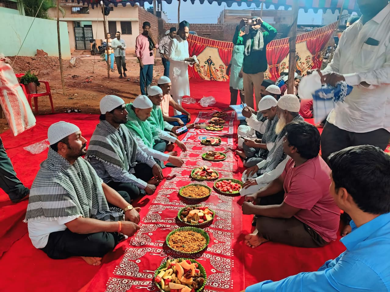 రంజాన్ పవిత్ర మాసం సందర్భంగా ముస్లిం సోదరులకు ఇఫ్తార్ విందు ఏర్పాటు చేయడం ఒక గొప్ప సంప్రదాయం.37 వ వార్డ్ లో కౌన్సిలర్ పెద్దబాయి మైపాల్