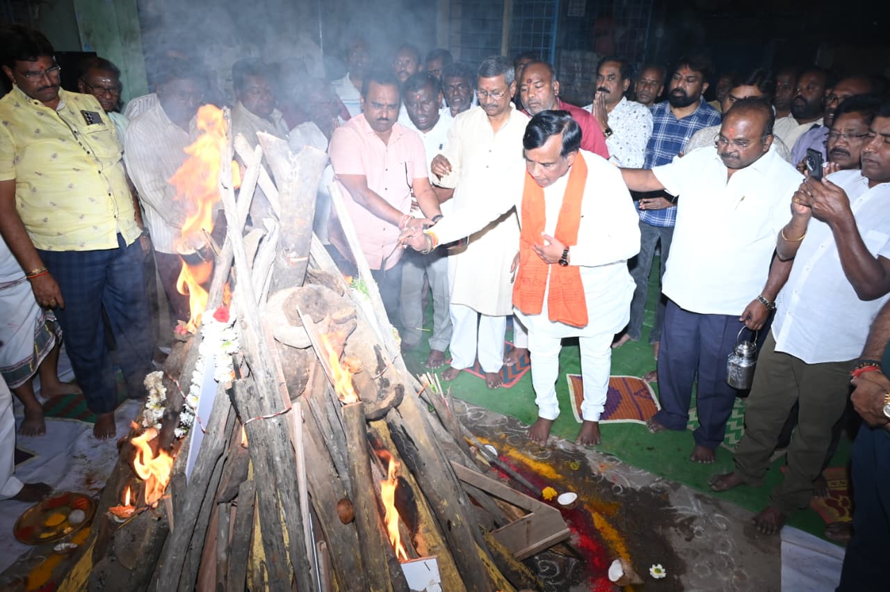 హిందూ పండగలలో అత్యంత విశిష్టమైన పండగ హోలీ పండగ..