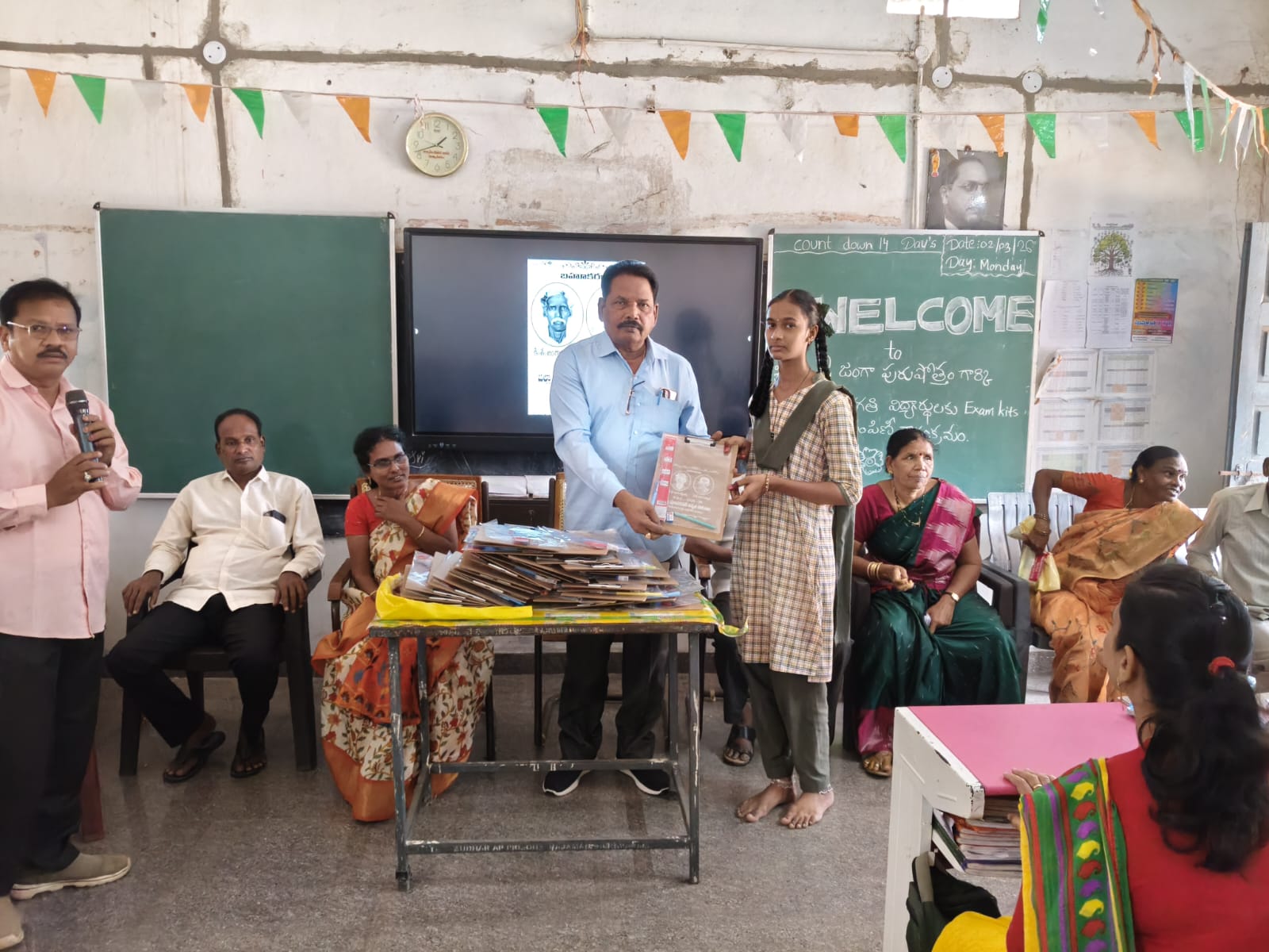 పదవ తరగతి విద్యార్థులకు పరీక్ష కిట్లు వితరణ