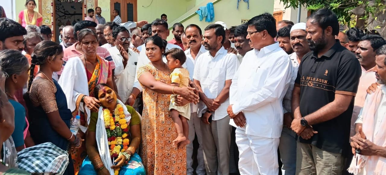 భౌతికకాయానికి నివాళులర్పించిన మాజీ మంత్రి