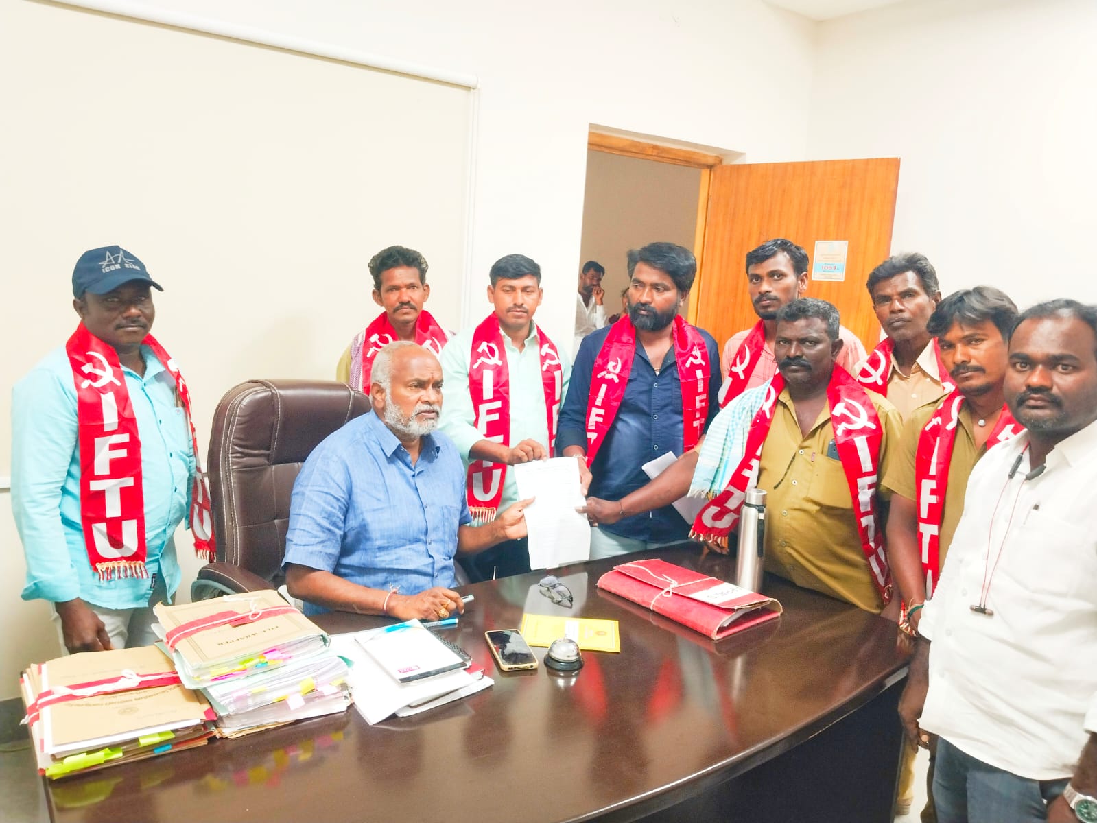 జోగులాంబ గద్వాల జిల్లా పంచాయతీ అధికారి. (డి, పి, ఓ )కి వినతి పత్రం అందజేసిన