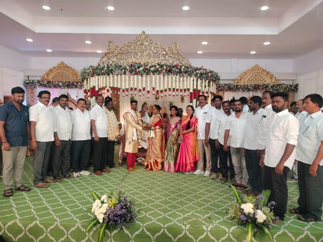 వధూవరులను ఆశీర్వదించినమున్సిపల్ చైర్మన్