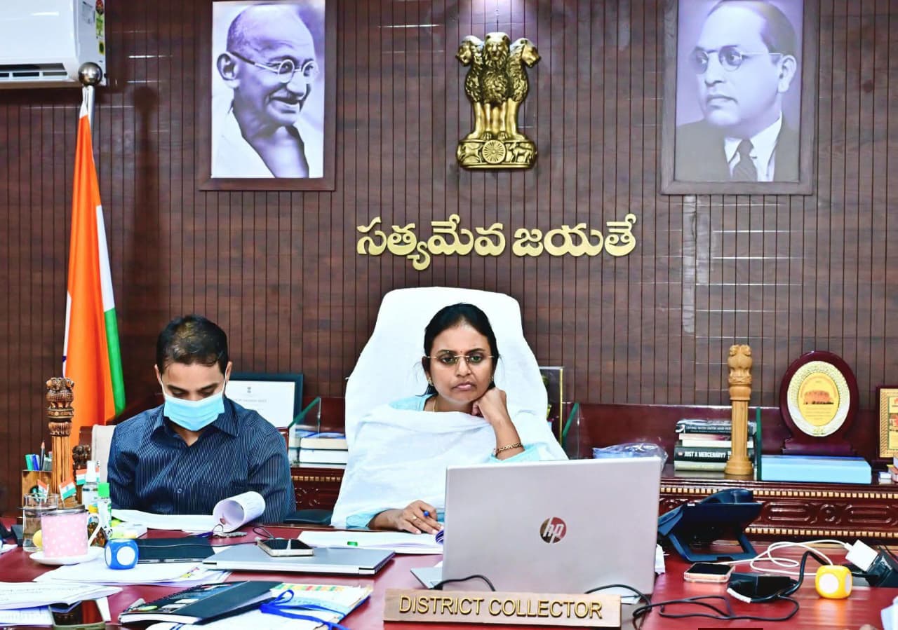 తెలంగాణ రాష్ట్రంలో అన్ని జిల్లా కలెక్టర్ కార్యాలయాలలో, జిల్లా ఎస్పీ కార్యాలయాలలో భారత రాజ్యాంగం నిర్మాత డా. భీమ్ రావ్ అంబేద్కర్ చిత్రపటం పెట్టాలి