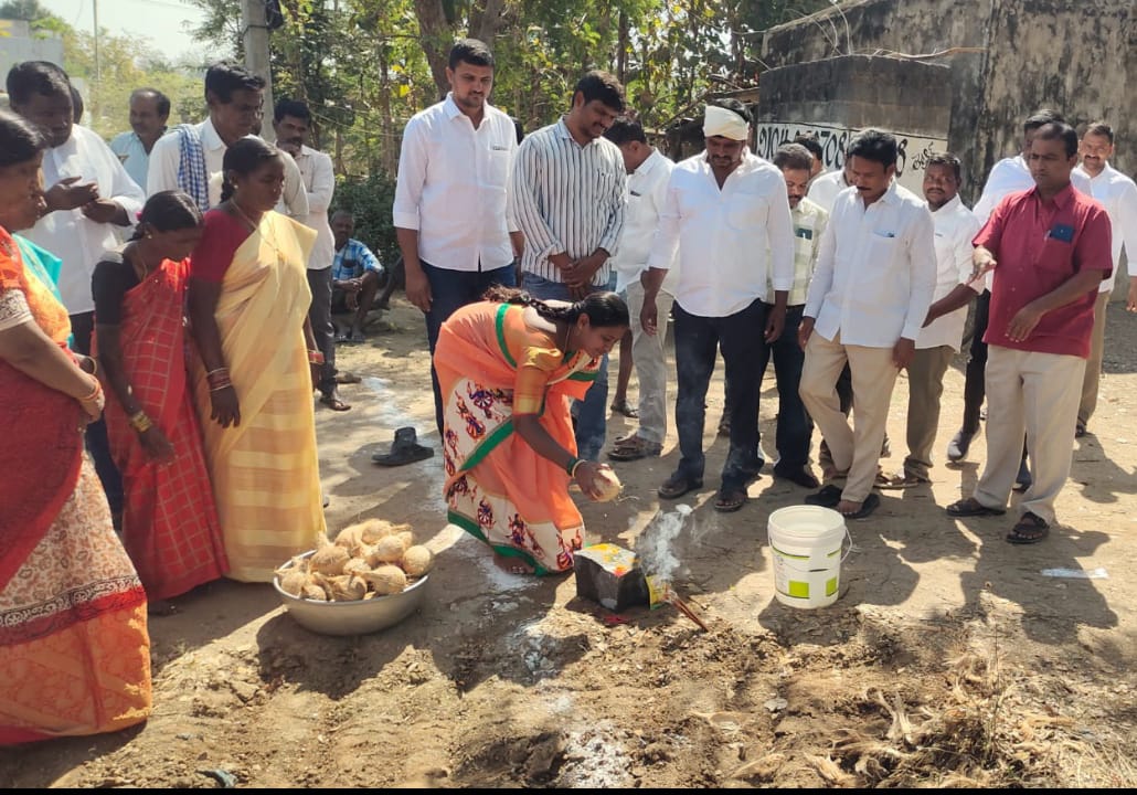 జడ్పీహెచ్ఎస్ పాఠశాల కాంపౌండ్ వాల్ కు శంకుస్థాపన