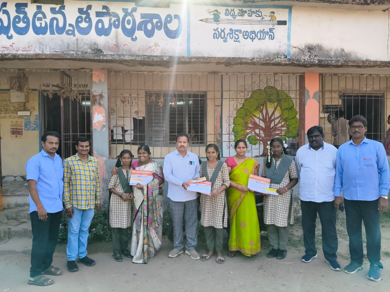 ఉత్తమ ప్రతిభ కనబరచిన వారికి బహుమతులు అందజేత