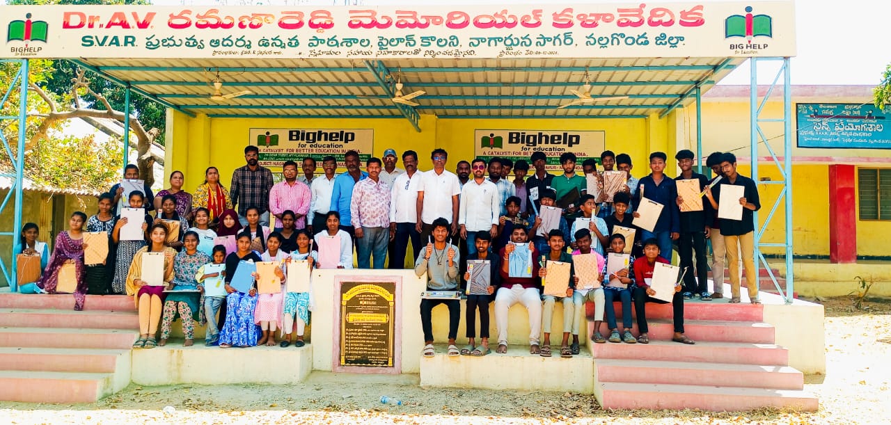 మహారాజుల సేవా సంఘం ఆధ్వర్యంలో విద్యార్థులకు పరీక్షా సామాగ్రి పంపిణీ