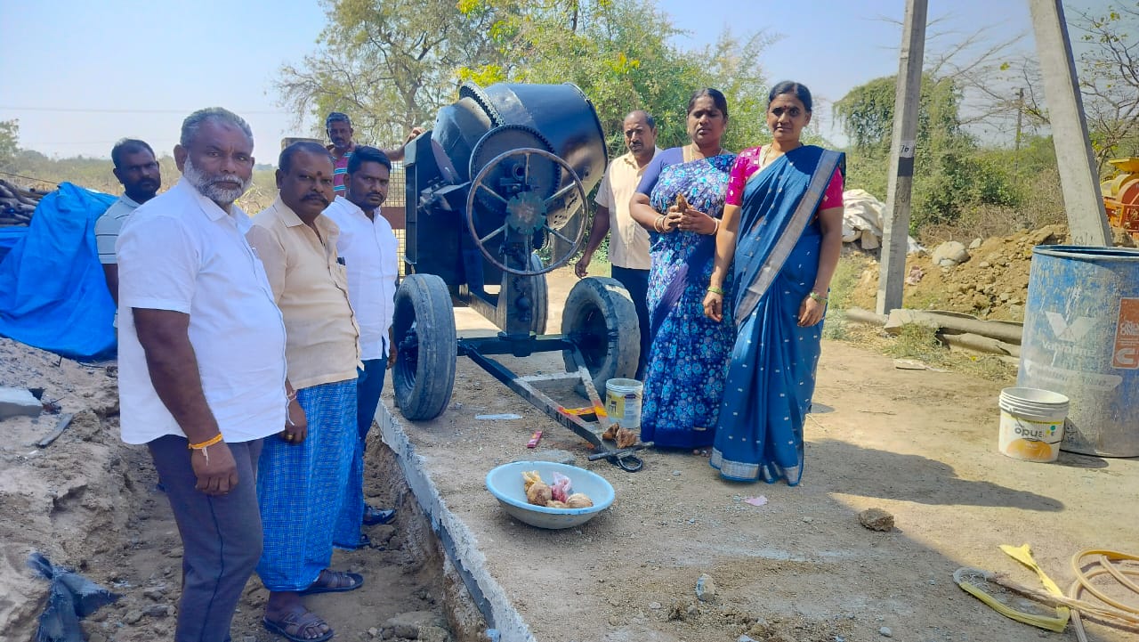 డ్రైనేజీ పనులు ప్రారంబించిన సర్పంచ్ చింతల ఉమా రవిపాల్