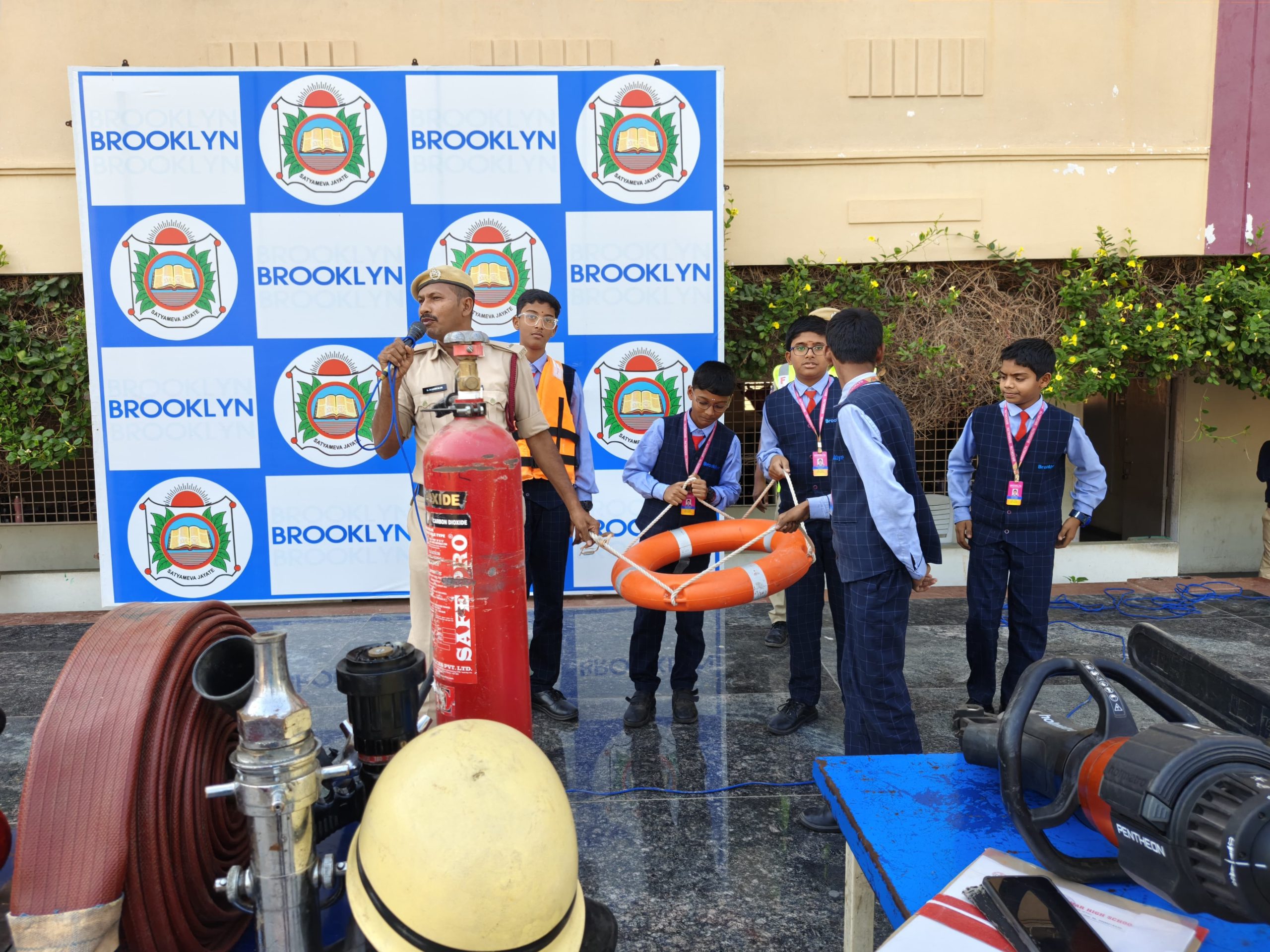 బ్రూక్లిన్ గ్రామర్ హైస్కూల్లో ఫైర్ సేఫ్టీ అవగాహన కార్యక్రమం