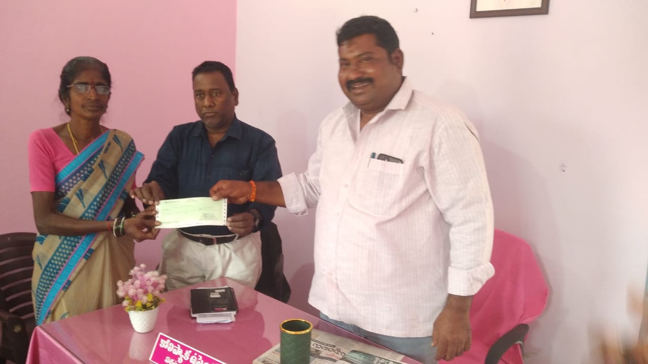 ఏర్గట్లలోకళ్యాణలక్ష్మి చెక్కుల పంపిణీ